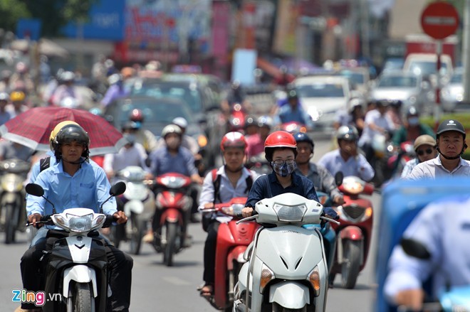 Trưa 19/5, nhiệt độ tại Hà Nội lên tới 37 độ C khiến nhiều người đi đường khổ sở.  Người Hà Nội tránh nóng bằng nhiều cách.